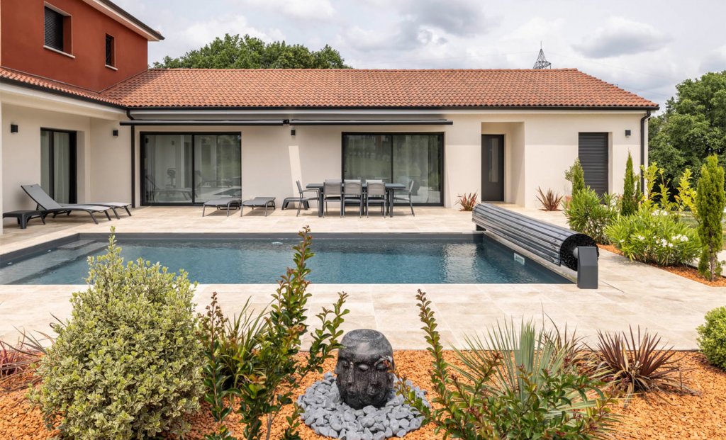 Petite maison de vacances avec piscine et jardin décoré de pierre naturelle