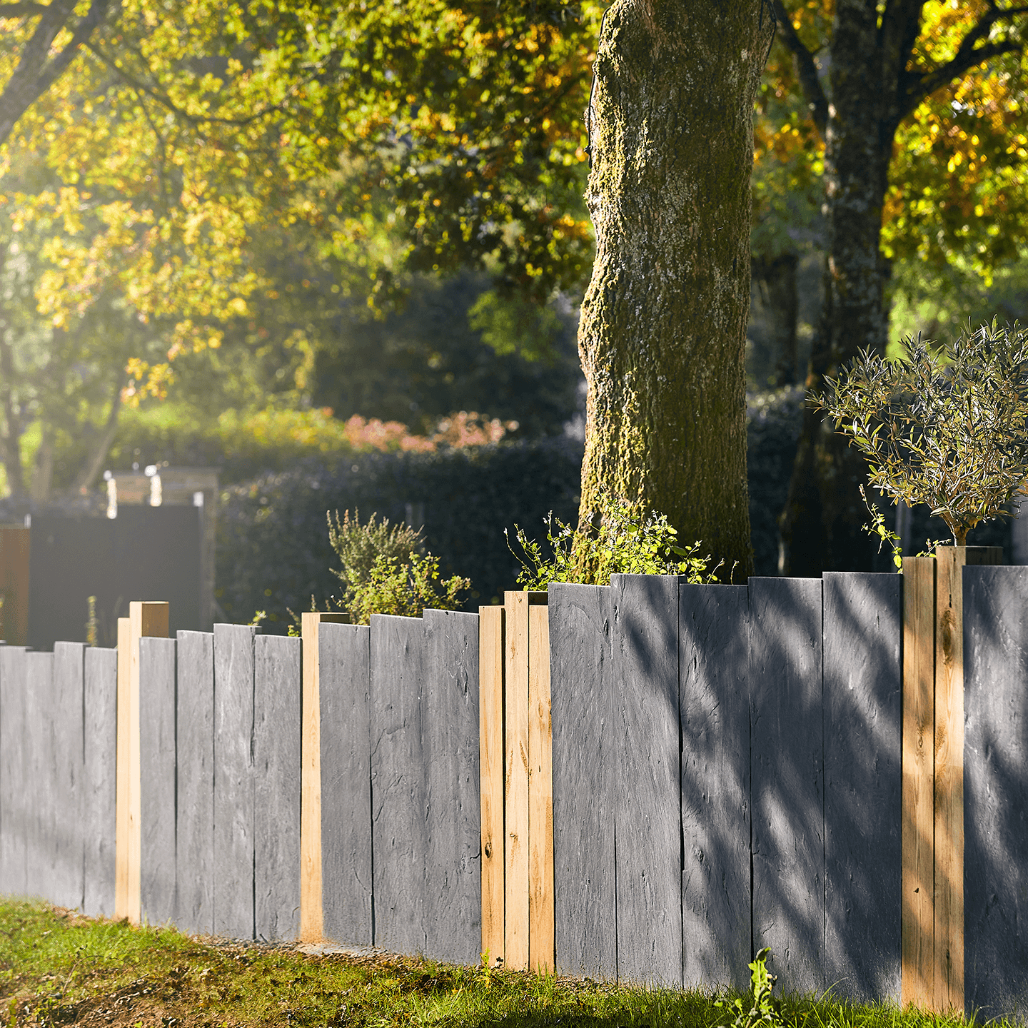 Une clôture moderne en pierre et bois naturel