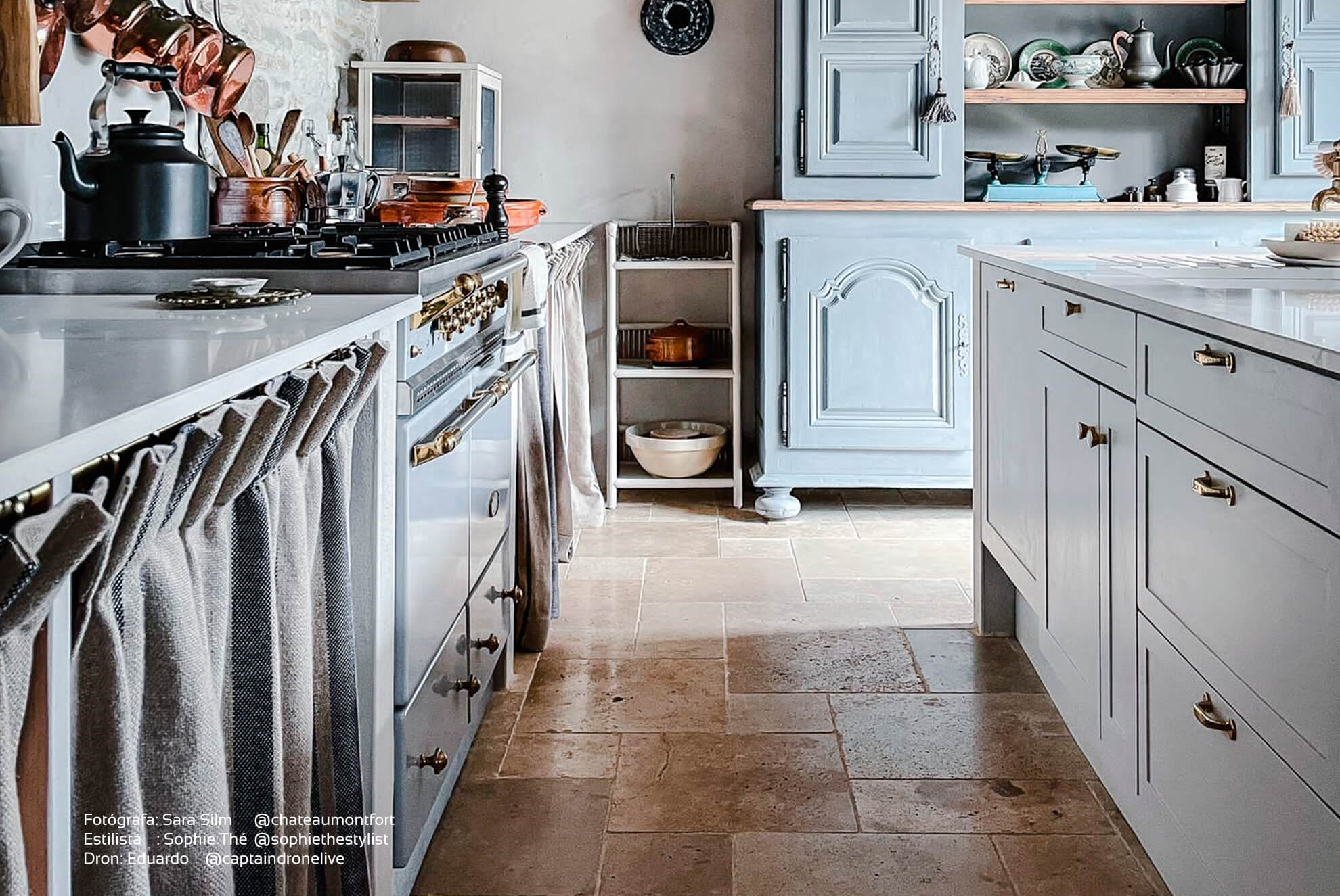 Cette spectaculaire maison située dans le sud-est de la France s'appelle Château Monfort et il s'agit d'un château rénové par l'Australienne Sara Silm. Elle a choisi des matériaux naturels et classiques comme le travertin pour ne pas perdre l'essence de l'espace.