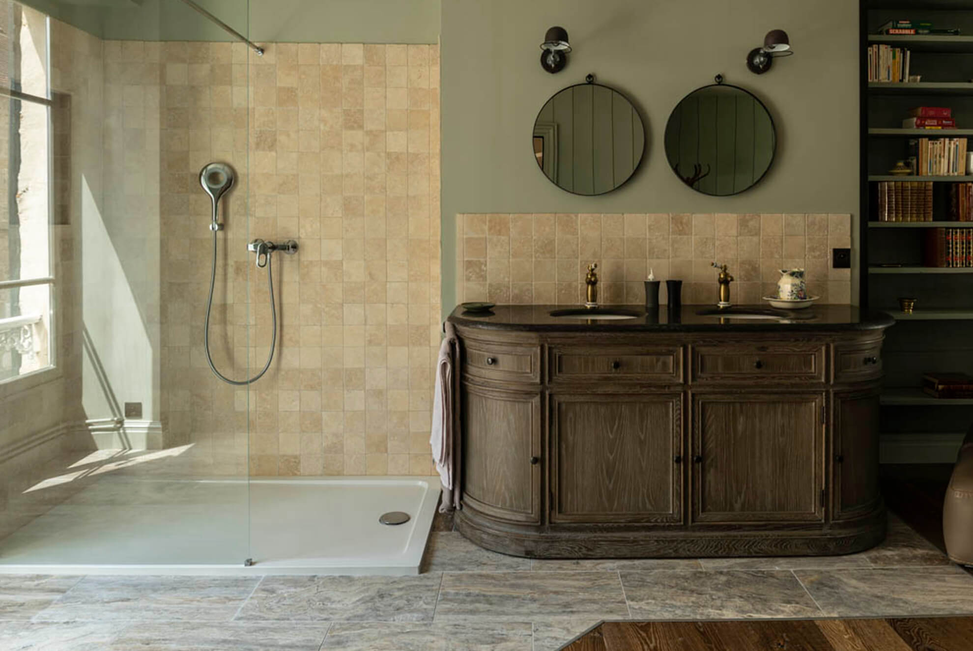 Salle de bain classique avec mur et crédence de lavabo en travertin