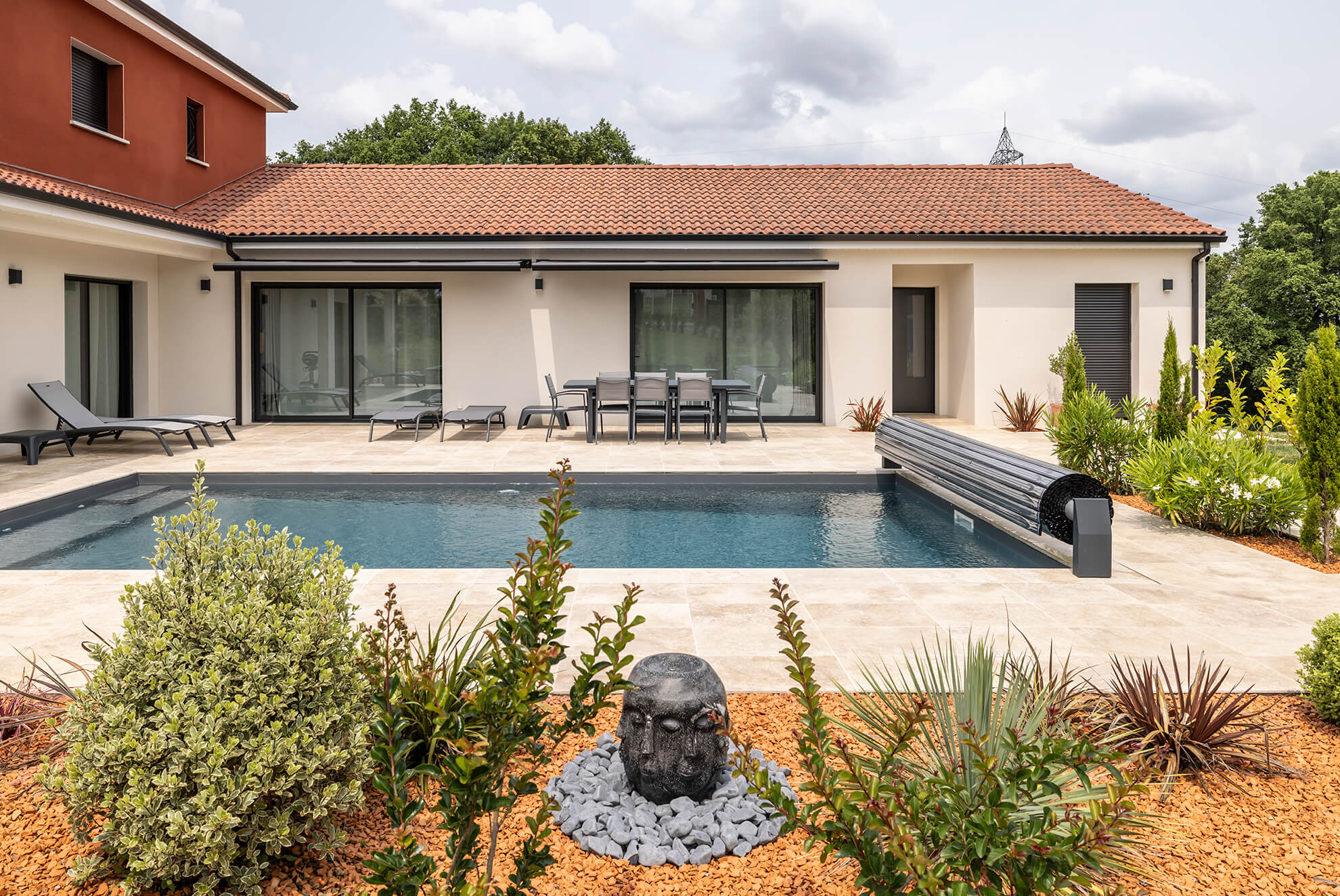 Piscine dans une maison au style typiquement français, alliant charme classique et élégance intemporelle