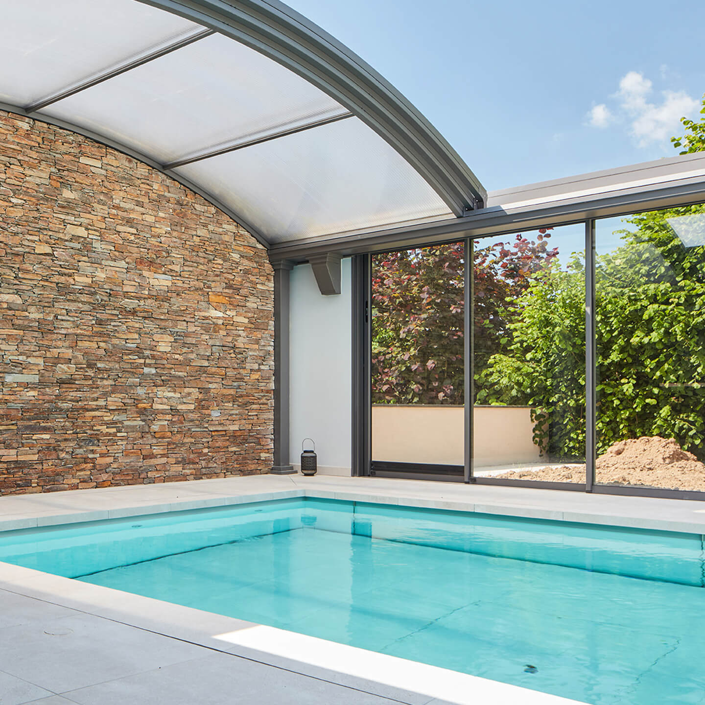 Une piscine sublimée par Stonepanel® Salvora