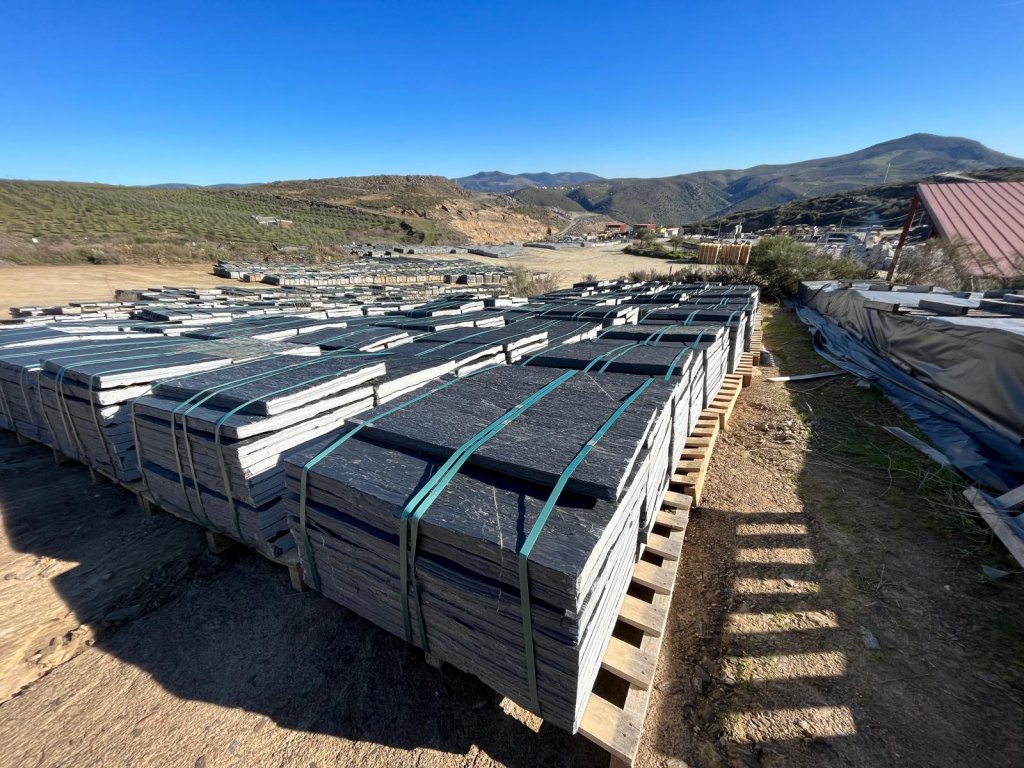 Stocks de palis dans la carrière de schiste Infercoa, prêts à être transformés pour des projets d'aménagement paysage